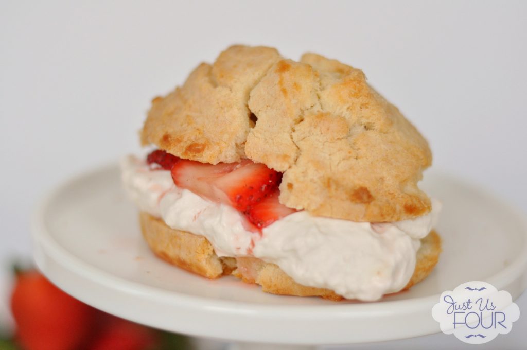 The PERFECT dessert for summer: strawberry cheesecake shortcakes. 