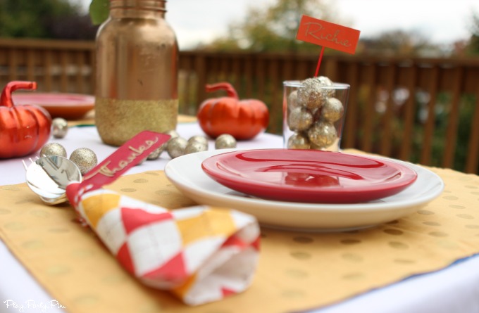 Easy Thanksgiving place setting idea using fall decorations you probably have around your house