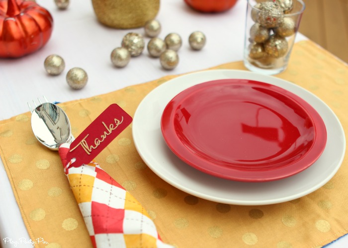 Easy Thanksgiving place setting idea using fall decorations you probably have around your house